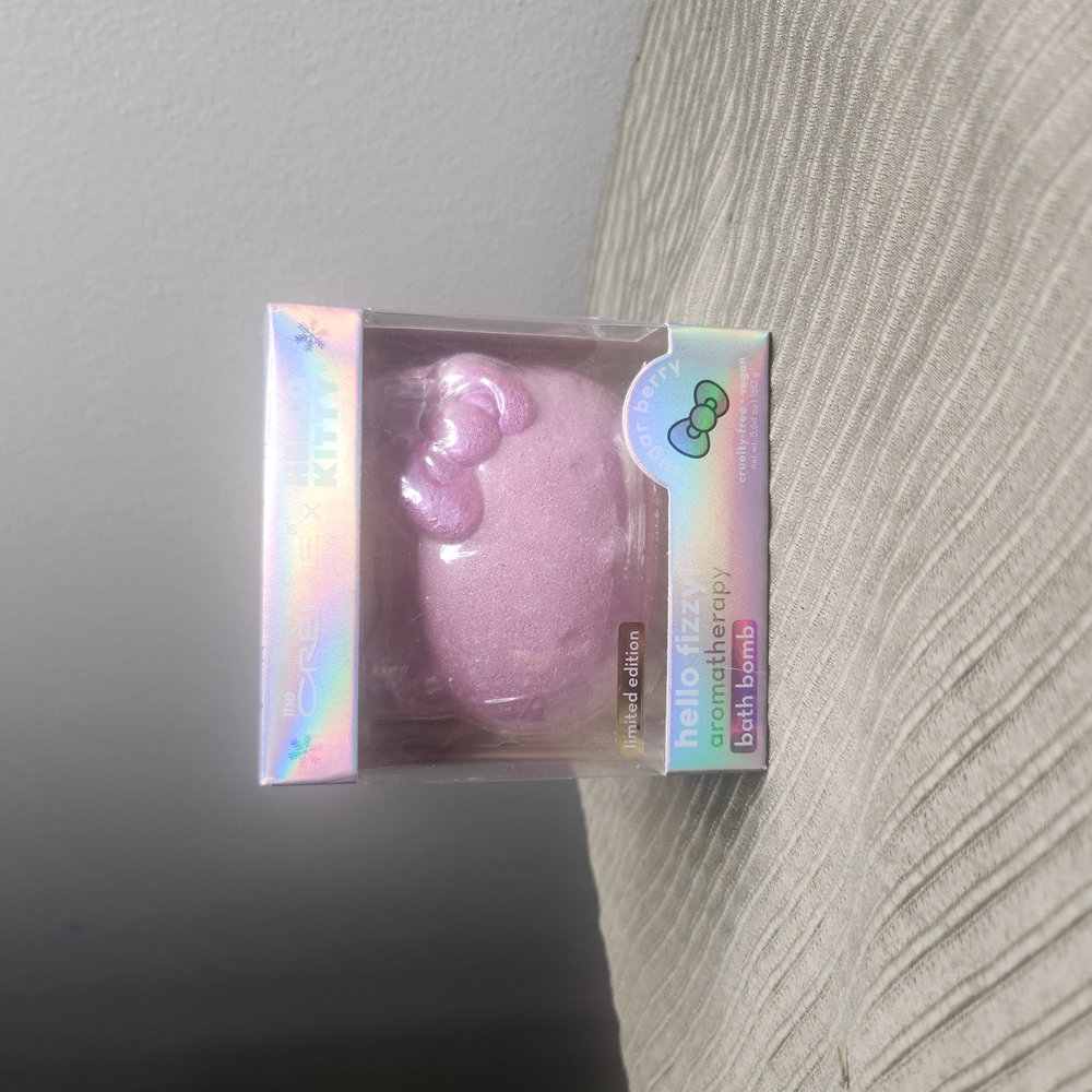 Limited Edition Hello Kitty x The Crème Shop Bath Bomb
Relax with this Hello Fiz